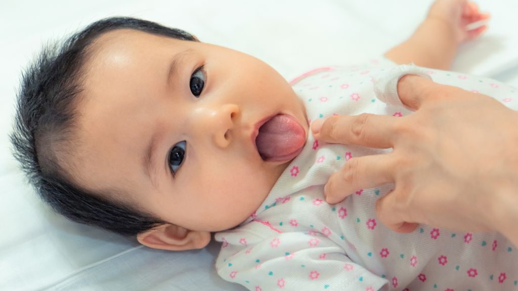 dentist-for-tongue-tie-baby